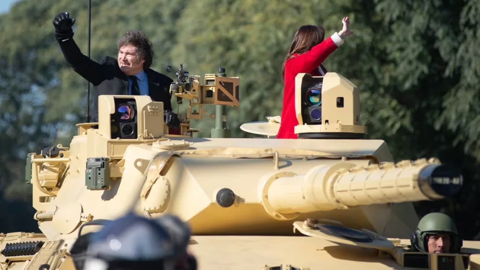 El momento en el que Javier Milei se subió a un tanque de guerra junto a Victoria Villarruel durante el desfile militar